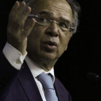 Aumentos salariais geram inflação e juros altos, diz ministro