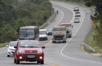 Polícia Rodoviária espera trânsito mais intenso hoje na Mogi-Bertioga: