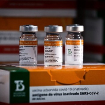 Estudo analisa eficácia de doses de reforço para quem tomou Coronavac