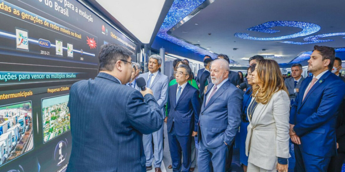 Lula visita centro de pesquisa de empresa de tecnologia em Xangai