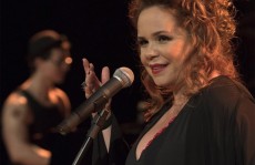 Distribuição de ingressos continua