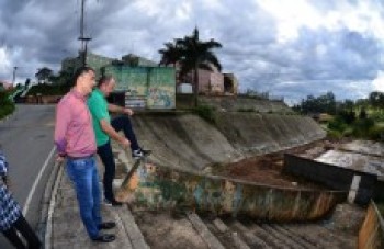 Terreno da CDHU passa por limpeza em Ferraz