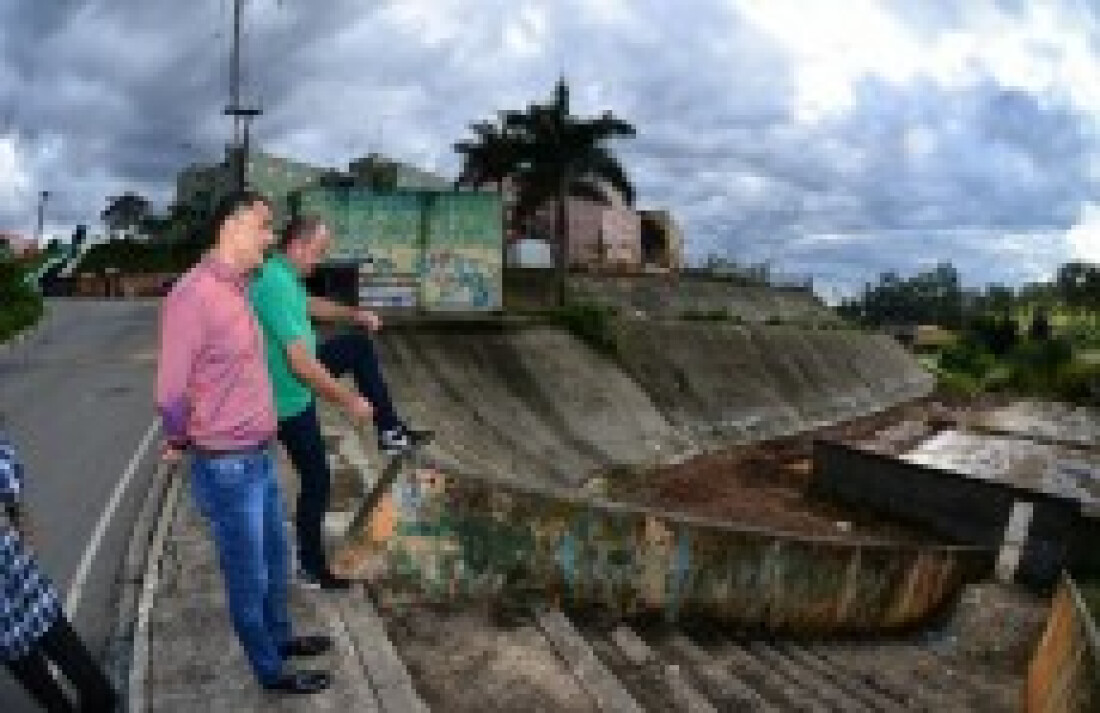Terreno da CDHU passa por limpeza em Ferraz