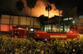Causa do incêndio ainda está sendo investigada na empresa