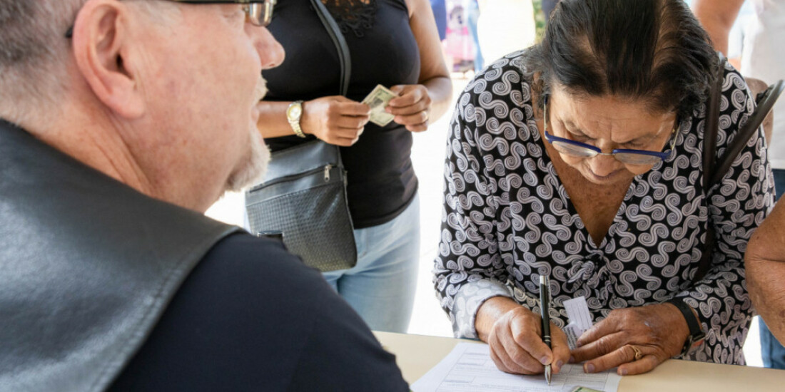 Famílias da Vila Maria Augusta recebem cartão