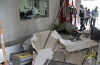Bandidos explodem caixa eletrônico