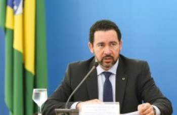 Oliveira tenta explicar reajuste de servidores