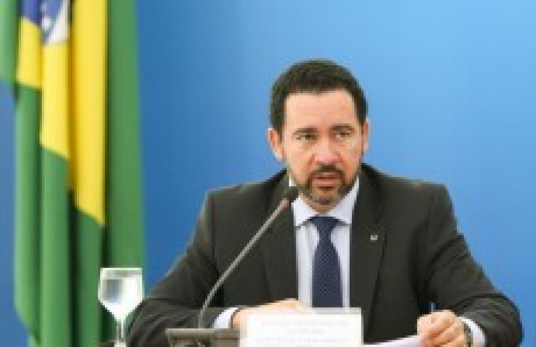 Oliveira tenta explicar reajuste de servidores