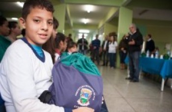 Mais duas escolas recebem kits de uniforme escolar
