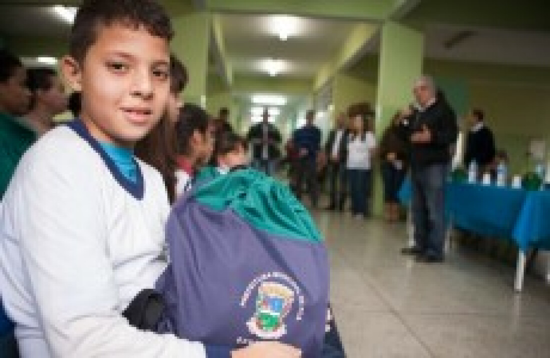 Mais duas escolas recebem kits de uniforme escolar