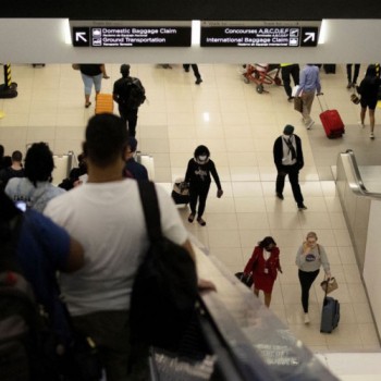Governo anuncia quarentena de cinco dias para viajantes não vacinados