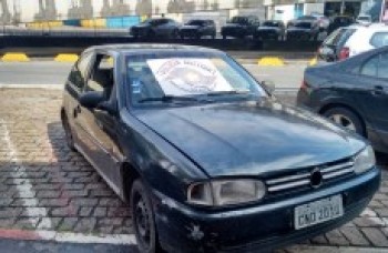 Homens são detidos em carro furtado