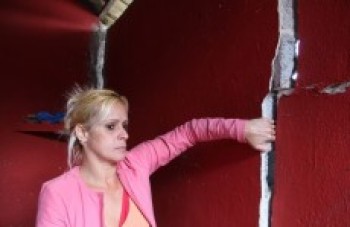 Família vive em casa que está para desabar