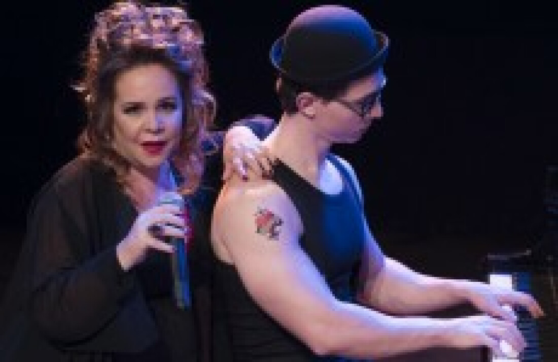 Débora Duboc ressalta o amor no musical "Sou Toda Coração"