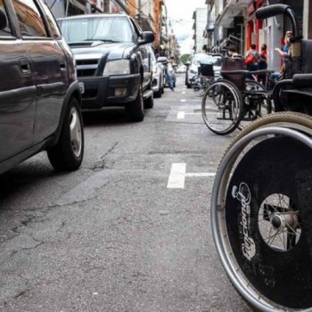 Ação leva cadeiras de rodas às ruas para estimular respeito