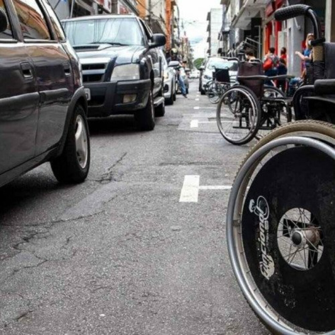 Ação leva cadeiras de rodas às ruas para estimular respeito
