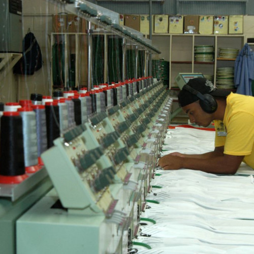 Produção industrial cai 0,6%, revela pesquisa do IBGE