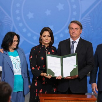 Presidente assina acordo que prevê tradução de livros para braile