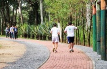 Itaquá tem nova pista de caminhada