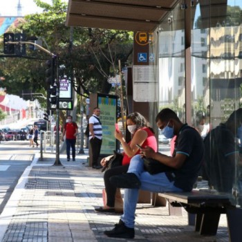 Covid-19: Brasil registra 215 óbitos e 12,9 mil novos casos
