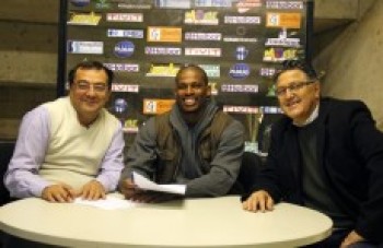 Time renova com o craque Shamell