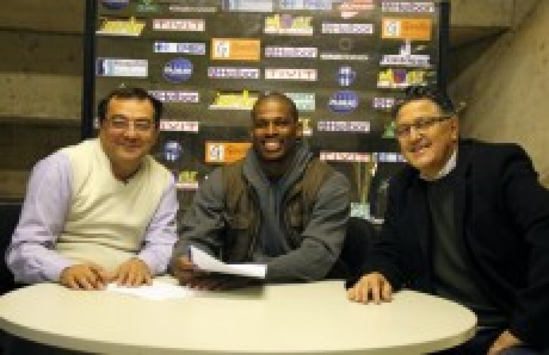 Time renova com o craque Shamell