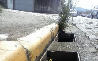 Moradores pedem solução para boca de lobo aberta: