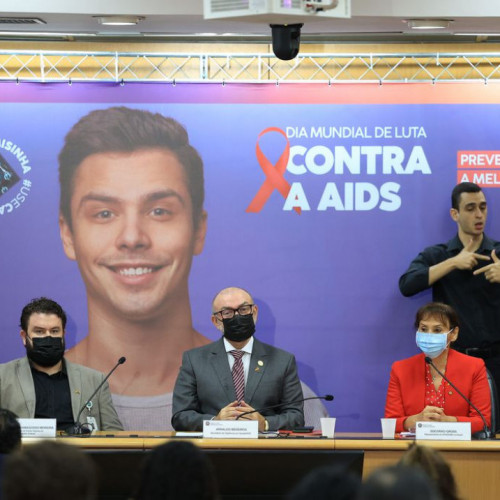 HIV: Brasil tem 694 mil pessoas em terapia antirretroviral