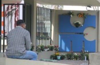 População presta homenagem aos mortos em acidente: