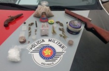 Suspeito é detido com drogas e armas: