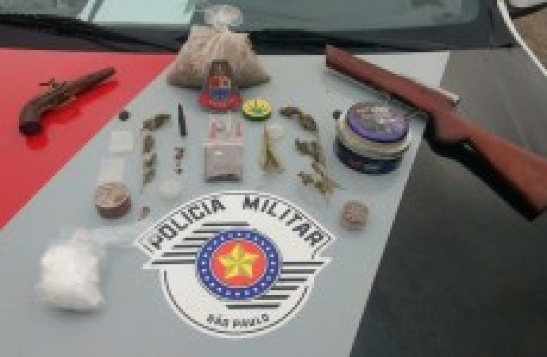 Suspeito é detido com drogas e armas: