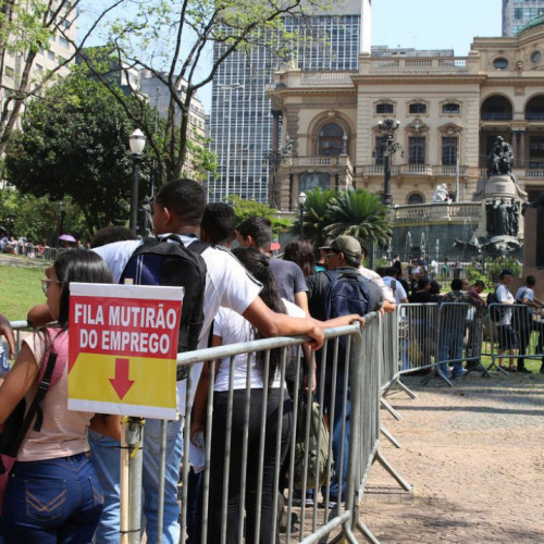 IBGE: desemprego cai 1,6% e atinge em 12,6% no primeiro trimestre
