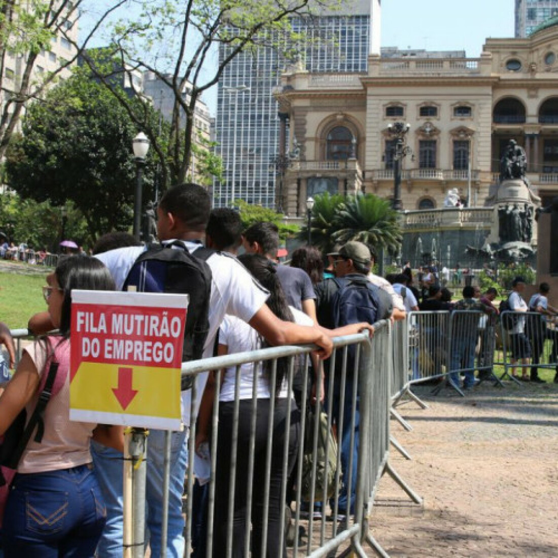 IBGE: desemprego cai 1,6% e atinge em 12,6% no primeiro trimestre