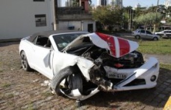 Motorista leva tiro na cabeça, bate carro em muro e morre no hospital: