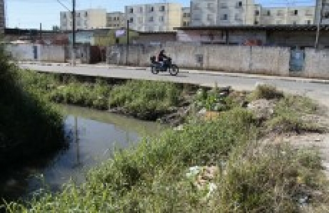Córrego traz perigo para os motoristas