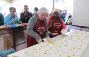 Igreja distribui 35 mil pães a fiéis