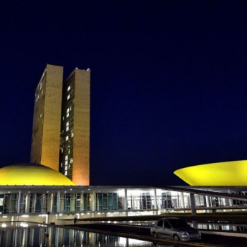 Congresso é iluminado de laranja pelo fim da violência contra a mulher