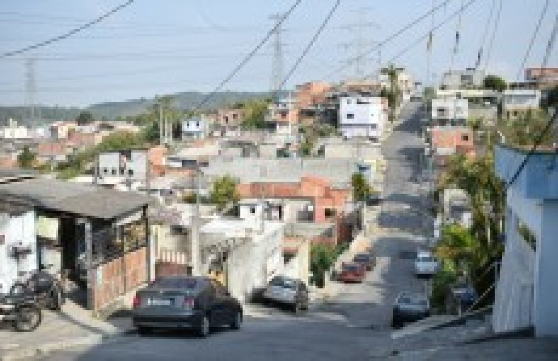 Moradora pede ajuda para concluir casa