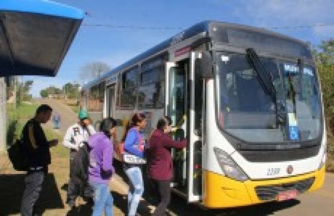 Ônibus têm trajeto e horário alterados e irritam usuários