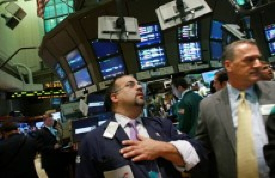Dólar dispara e encosta em R$ 3,30