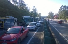 Caminhão trava a rodovia Mogi-Dutra