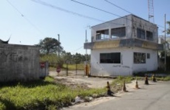 Prédio permanece sem serventia em Jundiapeba