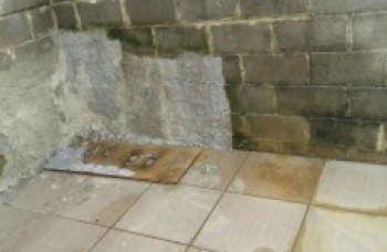 Esgoto de condomínio vaza e atinge imóveis vizinhos