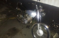 Menor é flagrado guiando moto furtada