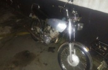 Menor é flagrado guiando moto furtada