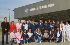 Estudantes distribuem kits de higiene no Hospital Municipal