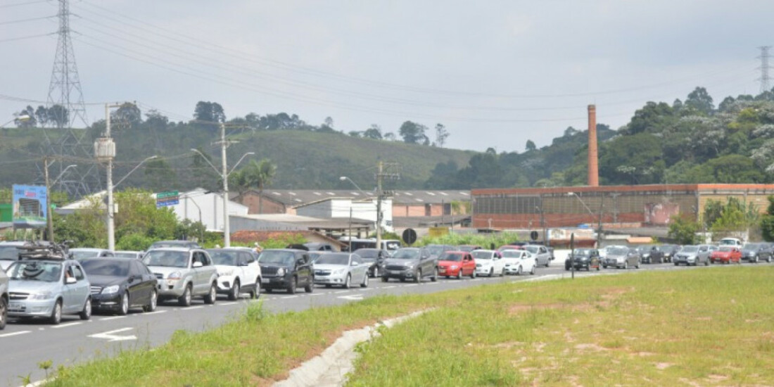Mogi-Bertioga recebe quase 50 mil veículos