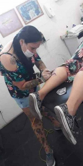 Tatuadora busca apoio a projeto de auxílio a vítimas de violência