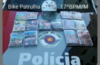 Bike Patrulha apreende mídias piratas em Jundiapeba: