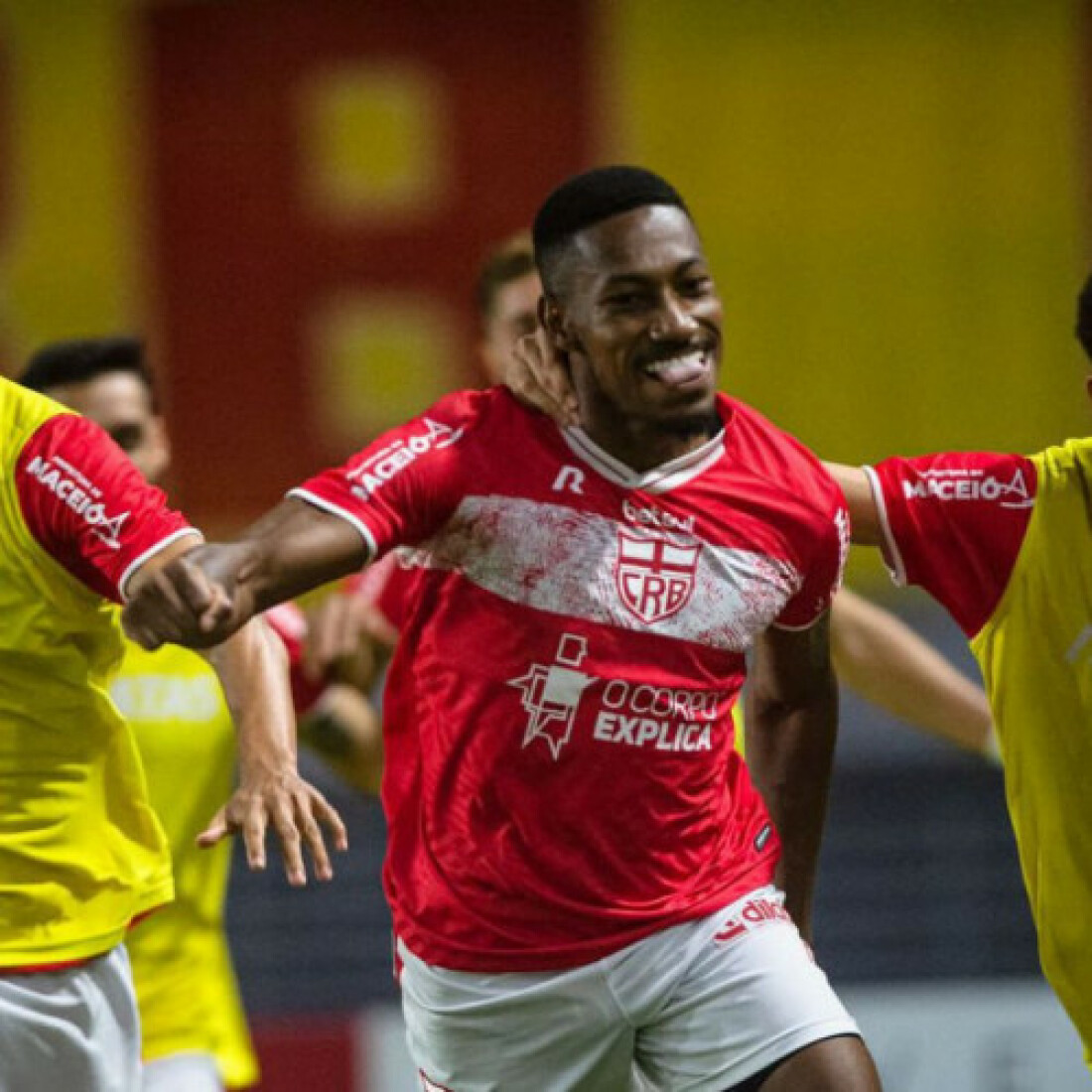 Série B: CRB bate Vitória e segue vivo na luta pelo acesso à elite